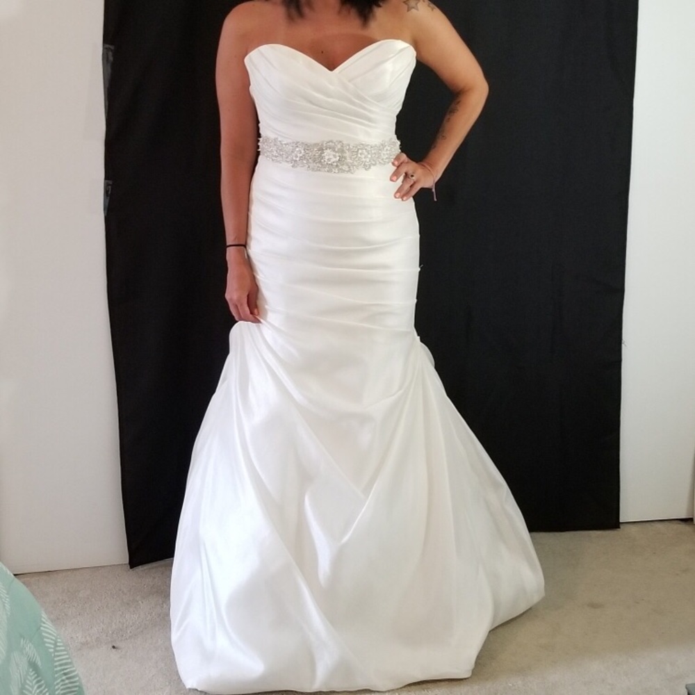 Paloma Blanca 4403 Unaltered Wedding Dress